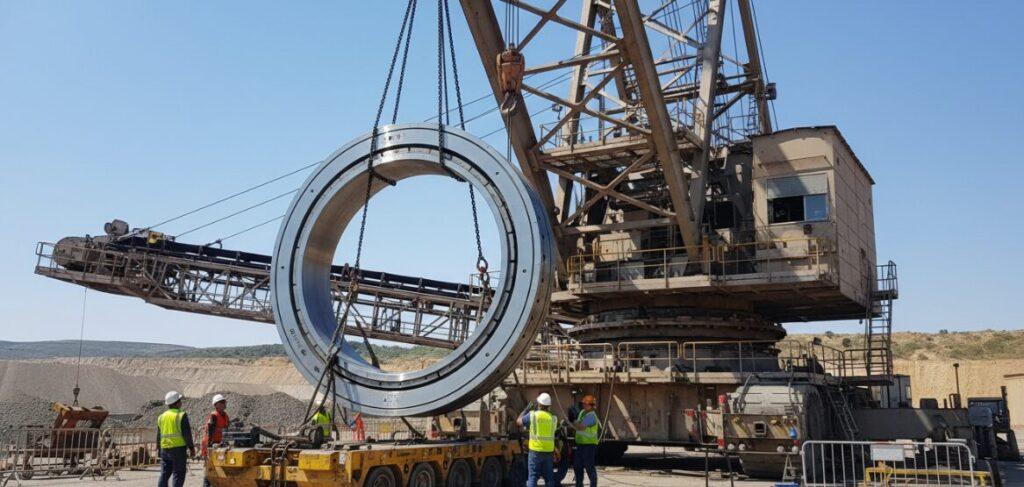 How to replace the slewing bearing of a stacker-reclaimer?